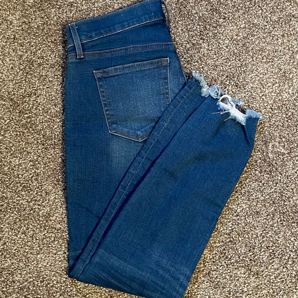 Skinny jeans with chewed hem